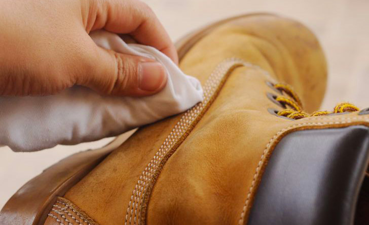 How to clean leather boots